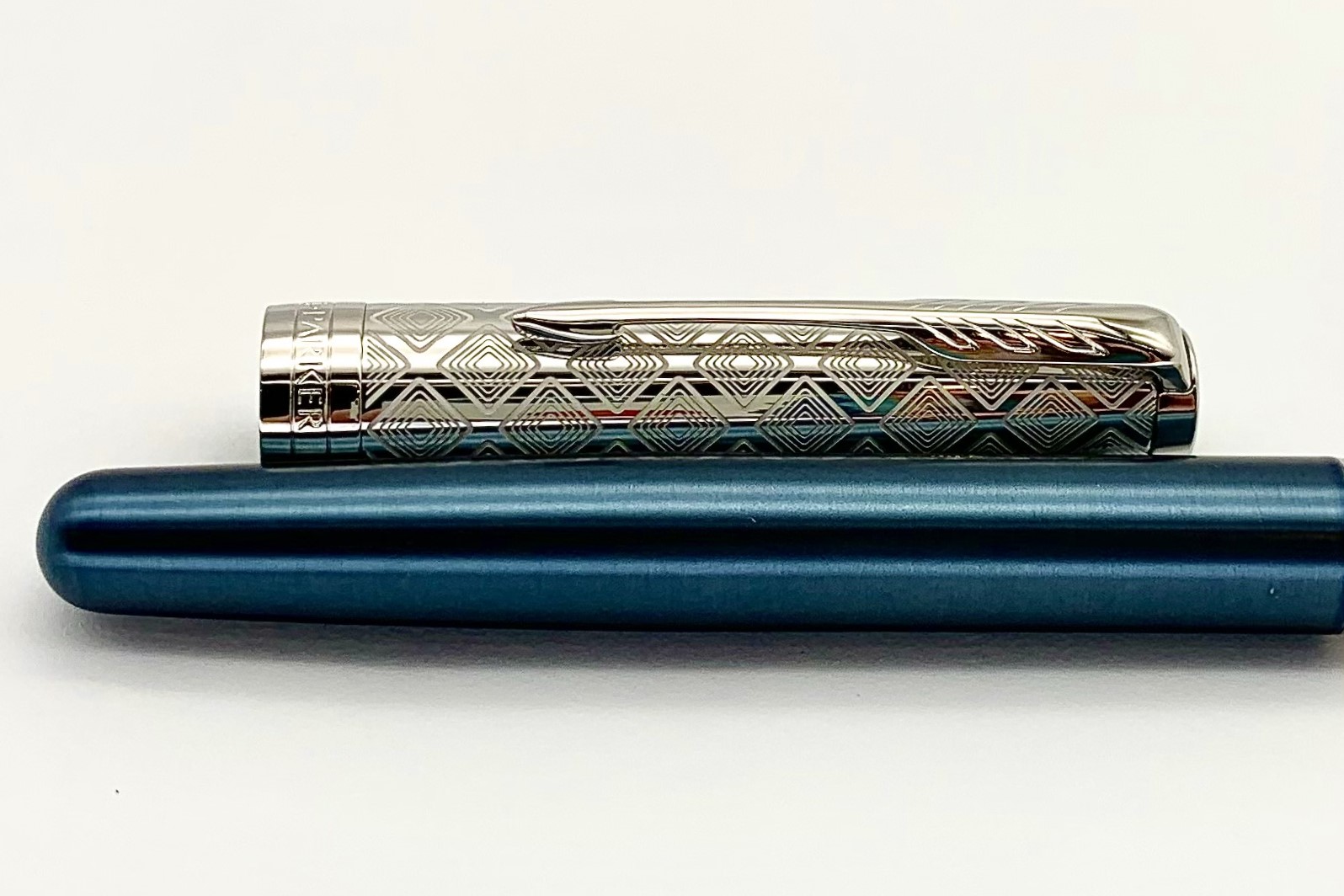 ParkerSonnetMetalAndBlueLacquerRollerBallPen_h